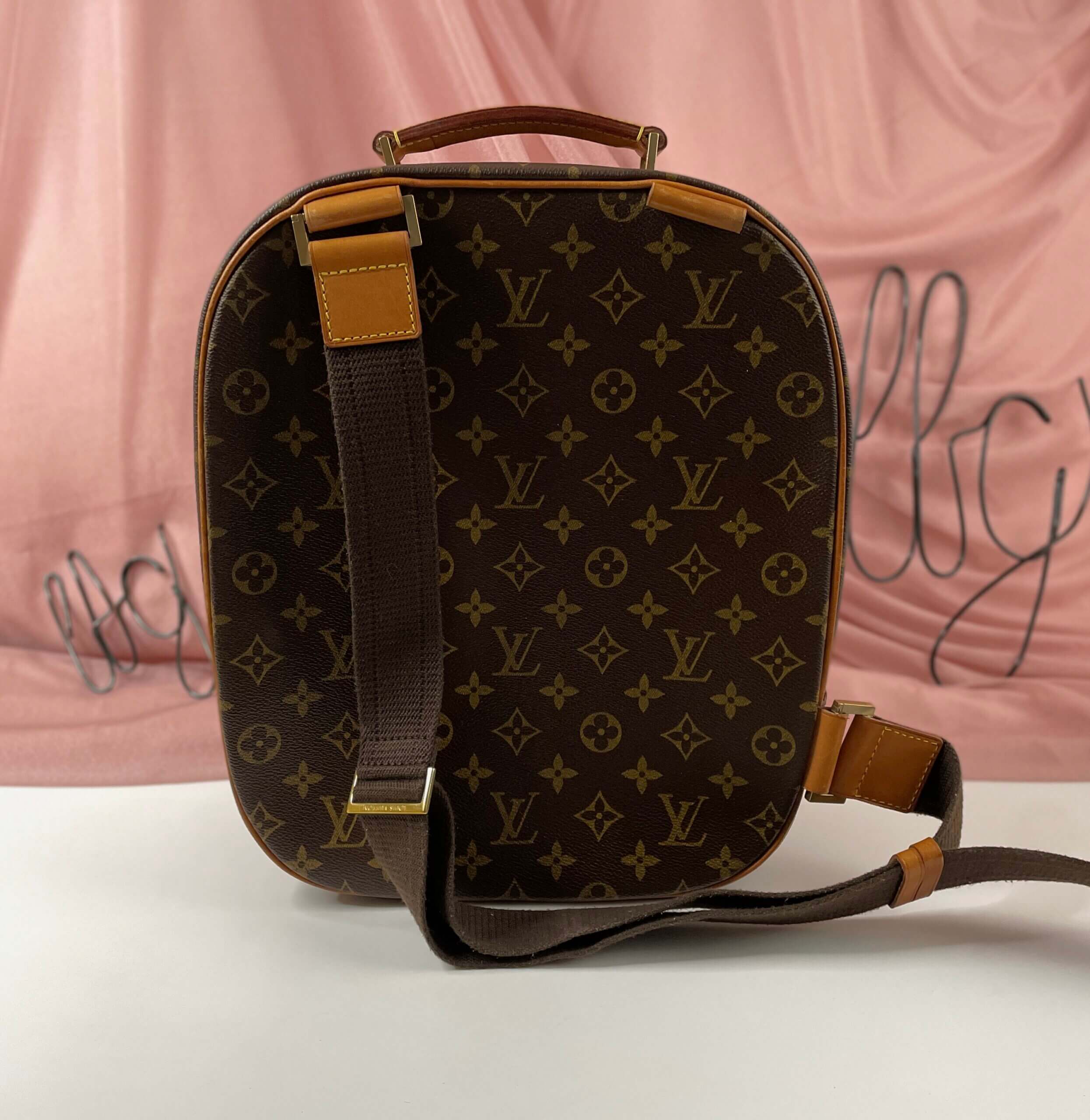 WHAT FITS IN OUR LOUIS VUITTON SAC A DOS PACKALL? Watch + find out
